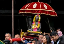 चार दशकपछि आफ्नै थलोमा फर्कियो १३औँ शताब्दीको बुद्ध प्रतिमा, ओमबहालमा उल्लासपूर्ण पुनःस्थापना काठमाडौंमा रहेको एक मन्दिरमा पुनःस्थापनाका लागि भक्तजनहरूले भगवान बुद्धको प्रतिमा बोकेर लैजाँदै। तस्बिर : प्रकाश माथेमा/एएफपी